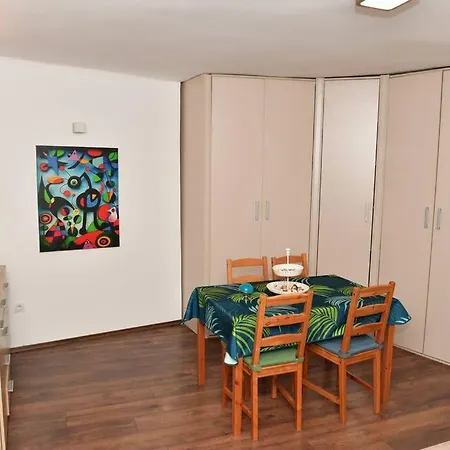 Lux Location Quiet Place In Center- 50m2 Apartment