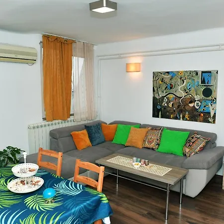Lux Location Quiet Place In Center- 50m2 Apartment